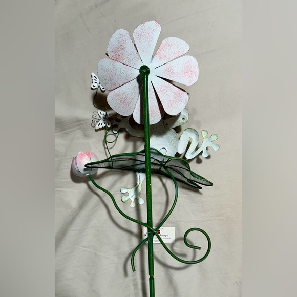 Metal spinning garden stake (1). Home Interiors “FROGGY’S FLORAL WINDMILL “ - Picture 7 of 9